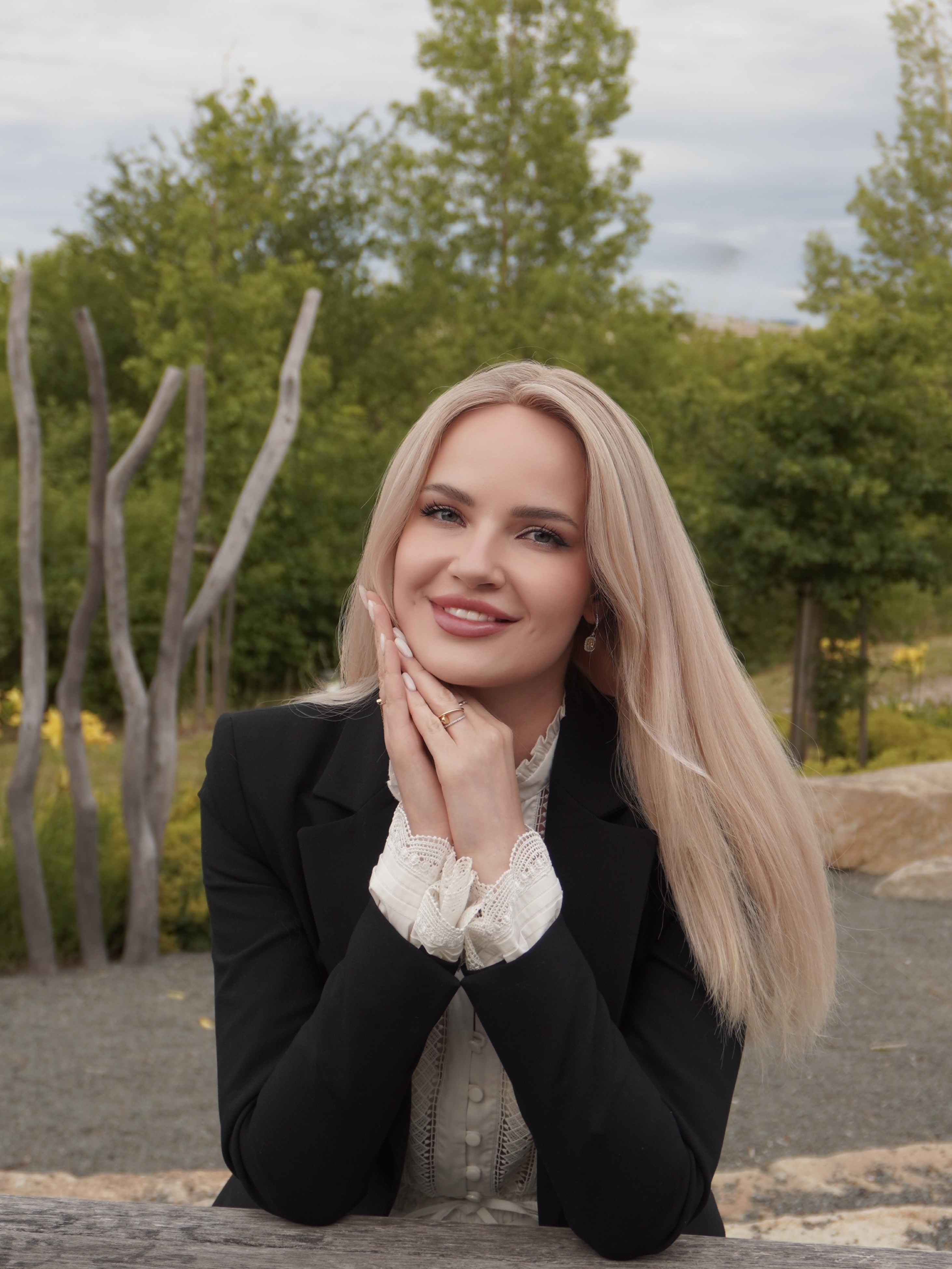 Алина в саду за деревянным столом